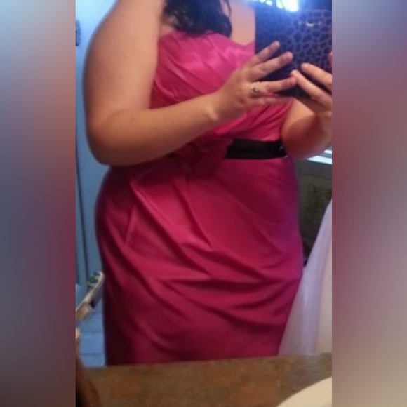 ✨Host Pick✨ Sleeveless fuchsia dress - Picture 4 of 11